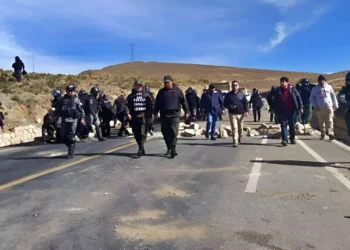 Policías despejan la carretera que une Oruro con Potosí. (Foto: APG)
