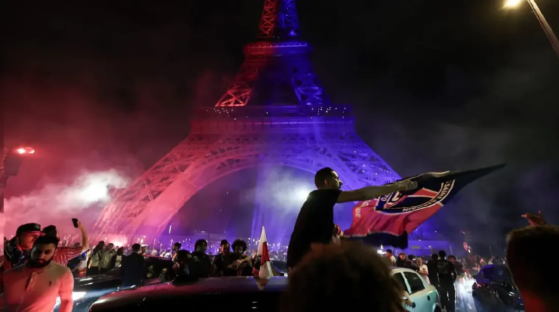 Festejos de los hinchas del PSG (FOTO: AFP)