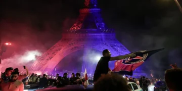 Festejos de los hinchas del PSG (FOTO: AFP)