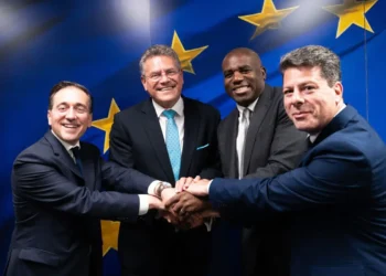 Autoridades de la UE, Reino Unido y España tras sellar el acuerdo. Foto: José Manuel Albares