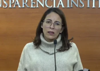 La ministra Jessica Saravia rechaza el informe. Foto: Ministerio de Justicia.