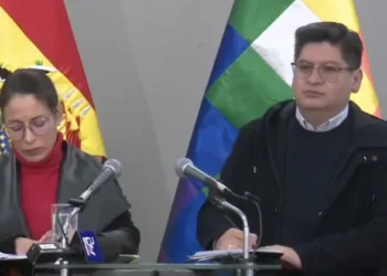 Jessica Saravia y Marcelo Montenegro presentaron el proyecto de ley. Foto: Captura Btv.