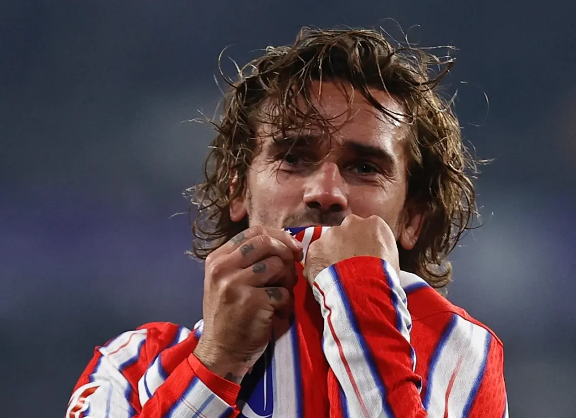 Antoine Griezmann besando la camiseta de Atlético de Madrid