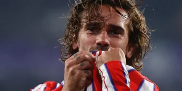 Antoine Griezmann besando la camiseta de Atlético de Madrid