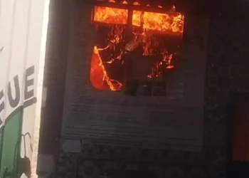 El fuego destruyó el centro/RRSS