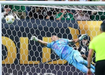 Keylor Navas durante una atajada