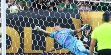 Keylor Navas durante una atajada