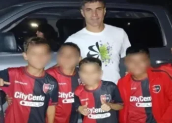 Niños de Newell's se tomaron foto con Ignacio Malcorra.