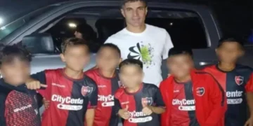 Niños de Newell's se tomaron foto con Ignacio Malcorra.