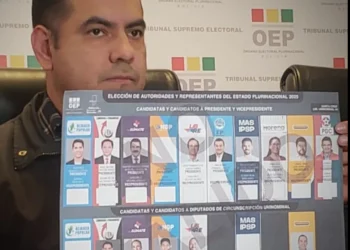 El vocal del TSE, Francisco Vargas, presentó la papeleta para las elecciones del 117 de agosto.
Foto: Bolivia Tv