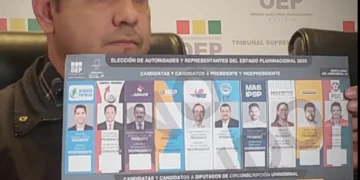 El vocal del TSE, Francisco Vargas, presentó la papeleta para las elecciones del 117 de agosto.
Foto: Bolivia Tv