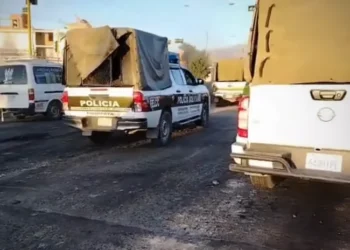 La Policía levanta un punto de bloqueo. Foto: Captura Bolivia Tv.