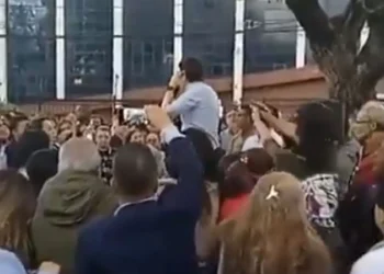 El momento en que el joven dispara contra Uribe