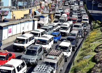Una avenida en La Paz, llena de vehículos. Foto: RRSS