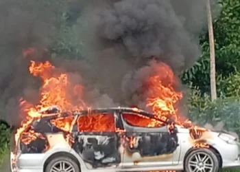 El vehículo de los sospechosos fue quemado/RRSS