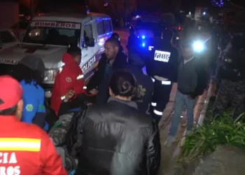 Bomberos auxilió al policía herido/Captura Red UNO
