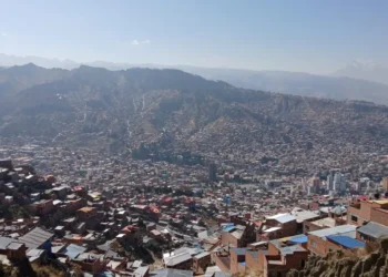 La mancha urbana de La Paz se expandió hacia las laderas. FOTO: GAMLP