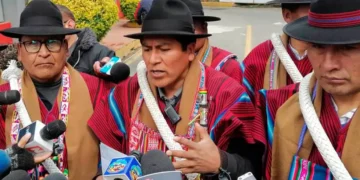 El dirigente campesino David Mamani brinda una conferencia de prensa.