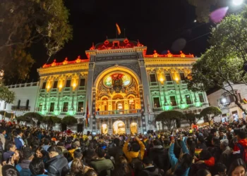 El primer Palacio de Gobierno, e Sucre, fue iluminado con los colores de la tricolor. Gentileza: Edwin Urizar