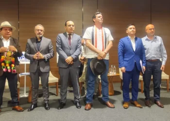 Milán Berna, Jorge Richter, Víctor Hugo Núñez del Prado, Juan Carlos Medrano y José Luis Lupo de Alianza Unidad/Sumando Voces Bolivia.