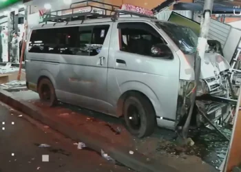 Una falla mecánica en un minibús de transporte público causó un accidente en la calle Eloy Salmón de La Paz. FOTO: RRSS