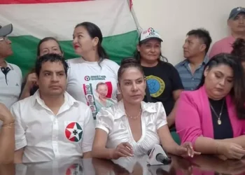 La dirigencia del PDC brinda una conferencia de prensa.