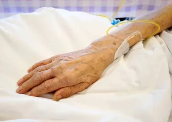 Las mujeres de la tercera edad están en un hospital/Fiscalía General