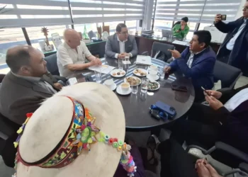 El fiscal general del Estado, Roger Mariaca, se reúne con los vocales electorales.