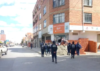 La Intendencia de El Alto realizó la liberación de espacios públicos en la zona Huayna Potosí. FOTO: GAMEA