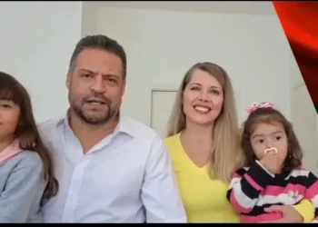 El exalcalde Luis Revilla y su familia mandaron un mensaje por la efeméride La Paz. FOTO: Captura