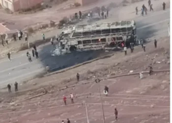 Comunarios evistas quemaron un bus en cercanías a Llallagua.
RRSS
