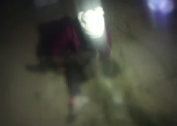 La madre junto a su hijo fallecido. FOTO: RRSS