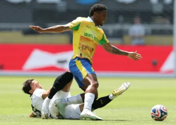 El jugador brasileño Lucas Ribeiro evade una entrada en partido de fase de grupos del Mundial de Clubes.(FOTO: AFP)