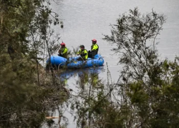 Los rescatistas aún buscan víctimas de los desbordes/AFP