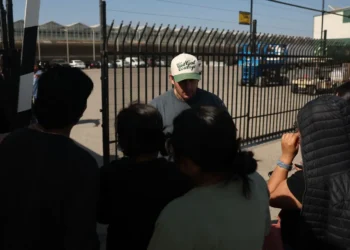 Los familiares de los detenidos esperan noticias/AFP