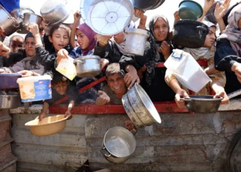 La gente espera por horas para recibir una ración de comida/AFP