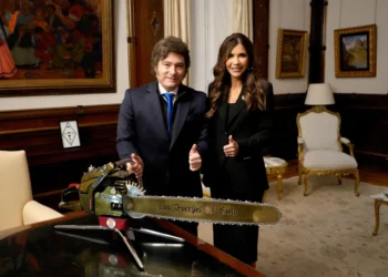 Milei y la secretaria del Departamento de Seguridad Interior, Kristi Noem/AFP