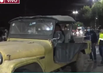 Momento en el que la Policía y ANH precintan la estación. Foto: Captura Bolivia Tv.