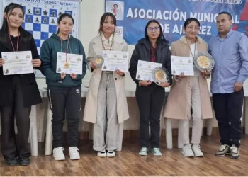 Las destacadas jugadoras del ajedrez con sus respectivos premios (FAB).