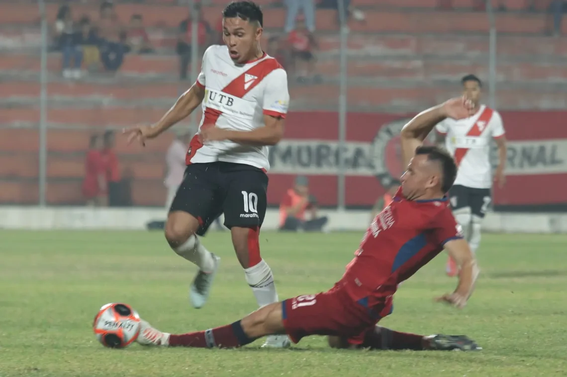 Una acción del partido entre Guabirá y Always Ready de este viernes en el Gilberto Parada, de Montero (AFP).