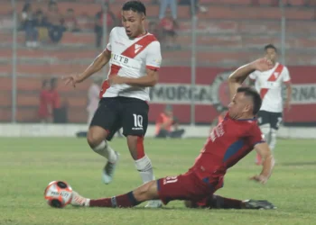 Una acción del partido entre Guabirá y Always Ready de este viernes en el Gilberto Parada, de Montero (AFP).