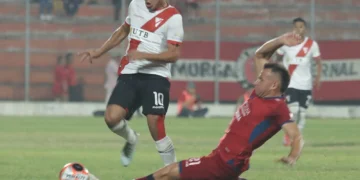 Una acción del partido entre Guabirá y Always Ready de este viernes en el Gilberto Parada, de Montero (AFP).