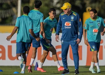 El entrenador italiano Carlo Ancelotti en una práctica brasileña (AFP).