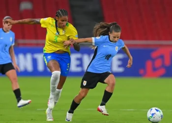 Belén Aquino ante la marca de Tarciane. (FOTO: AFP)