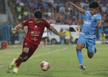 Una incidencia del partido entre Blooming, que ganó 2-1 a Guabirá, este lunes en Montero (APG).