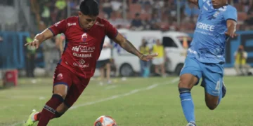 Una incidencia del partido entre Blooming, que ganó 2-1 a Guabirá, este lunes en Montero (APG).