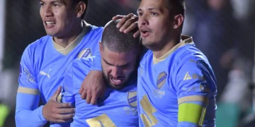 Sagredo, Melgar y Justiniano celebran el tercer gol de la Academia (APG)