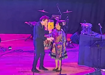 Los artistas Cali de Francia y Luzmila Carpio de Bolivia en el escenario del Espacio Kúu-Inti