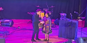 Los artistas Cali de Francia y Luzmila Carpio de Bolivia en el escenario del Espacio Kúu-Inti