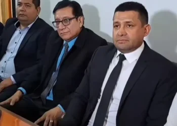 Los magistrados prorrogados Gonzalo Hurtado e Yván Espada son entrevistados por la prensa.